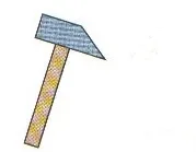 Marteau à tête prismatique Marteau à tête en forme de prisme droit avec un manche en bois — exercice de maths en 4ème sur le théorème de Pythagore